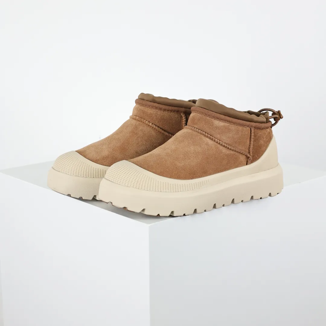 Copy price 💰700 Core recommendation Good price It is a very suitable choice for home furnishings. In recent years, uug has launched a series of styles, which are partial to the preferences of young consumers and have also moved to the forefront of fashion trends. Shoe material: water-repellent coated suede upper, 17mm UGGPURE™ implantable wool insole, lightweight non-slip and comfortable rubber outsole, with brand LOGO and trademark. Comes with a full set of packaging. Size: 35 36 37 38 39 40 41 42 43 44 45